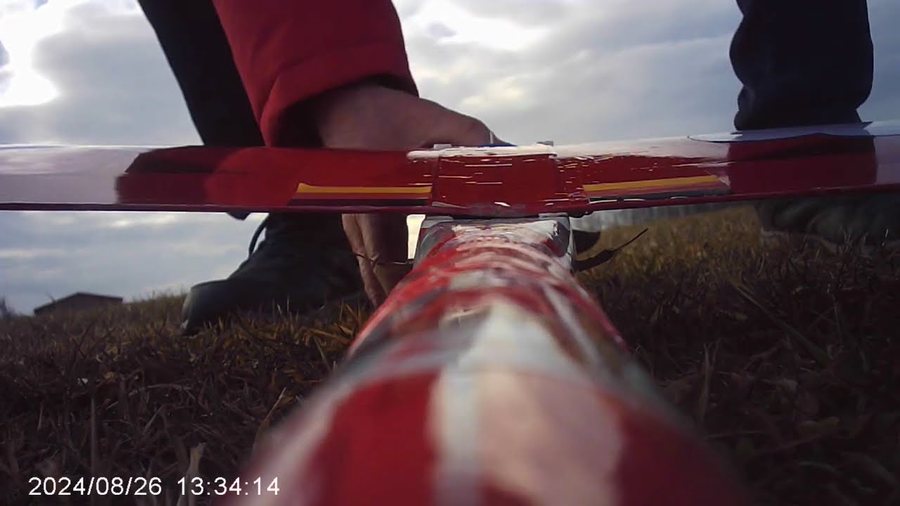 Thermik Sport Elektrosegler: Landung, gefilmt mit Mini Octacam am Heck
