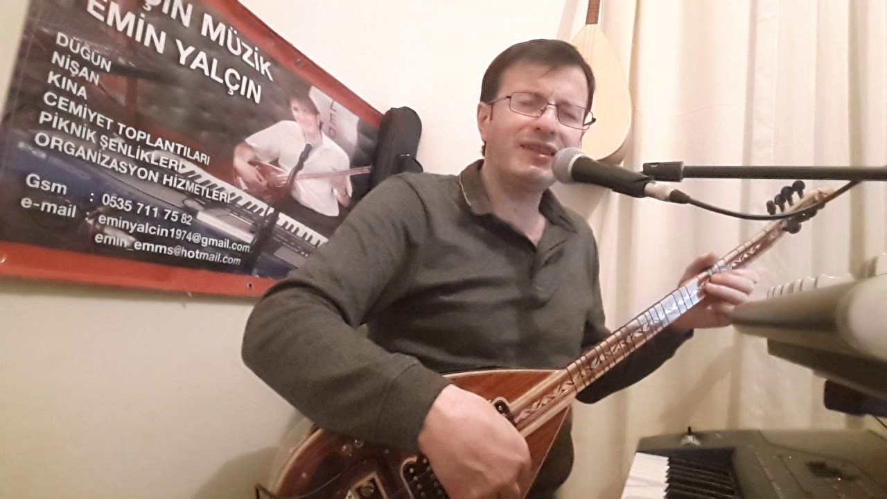 Emin yalçın Eşarbını yan bağlama