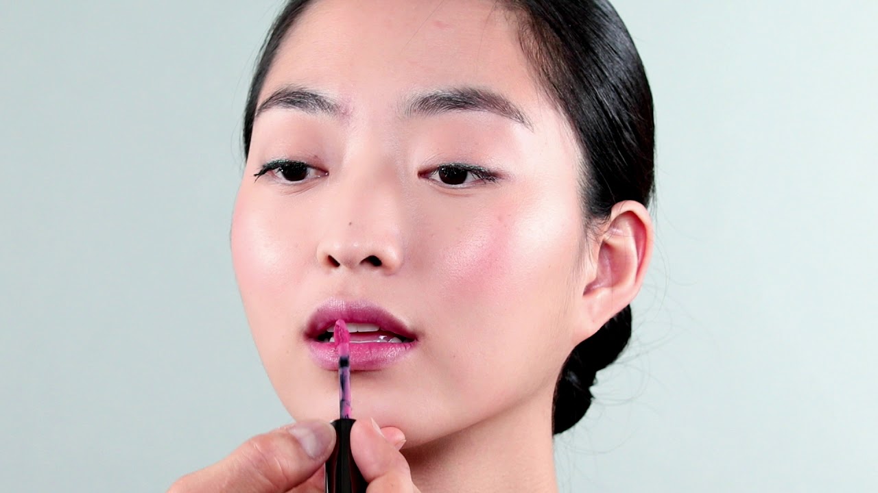 How To Apply a Lip Color That Lasts
