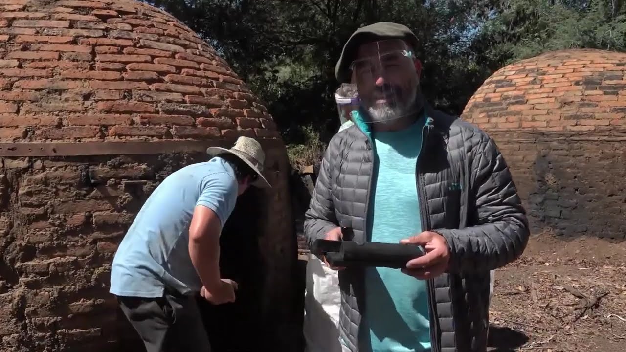 Pedro y su emprendimiento de carbón artesanal de aromo. Recomiendo Chile, 2021.