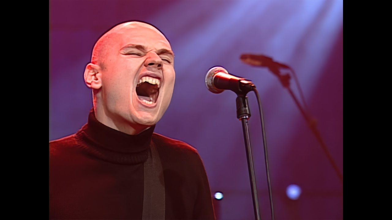 The Smashing Pumpkins Perform 