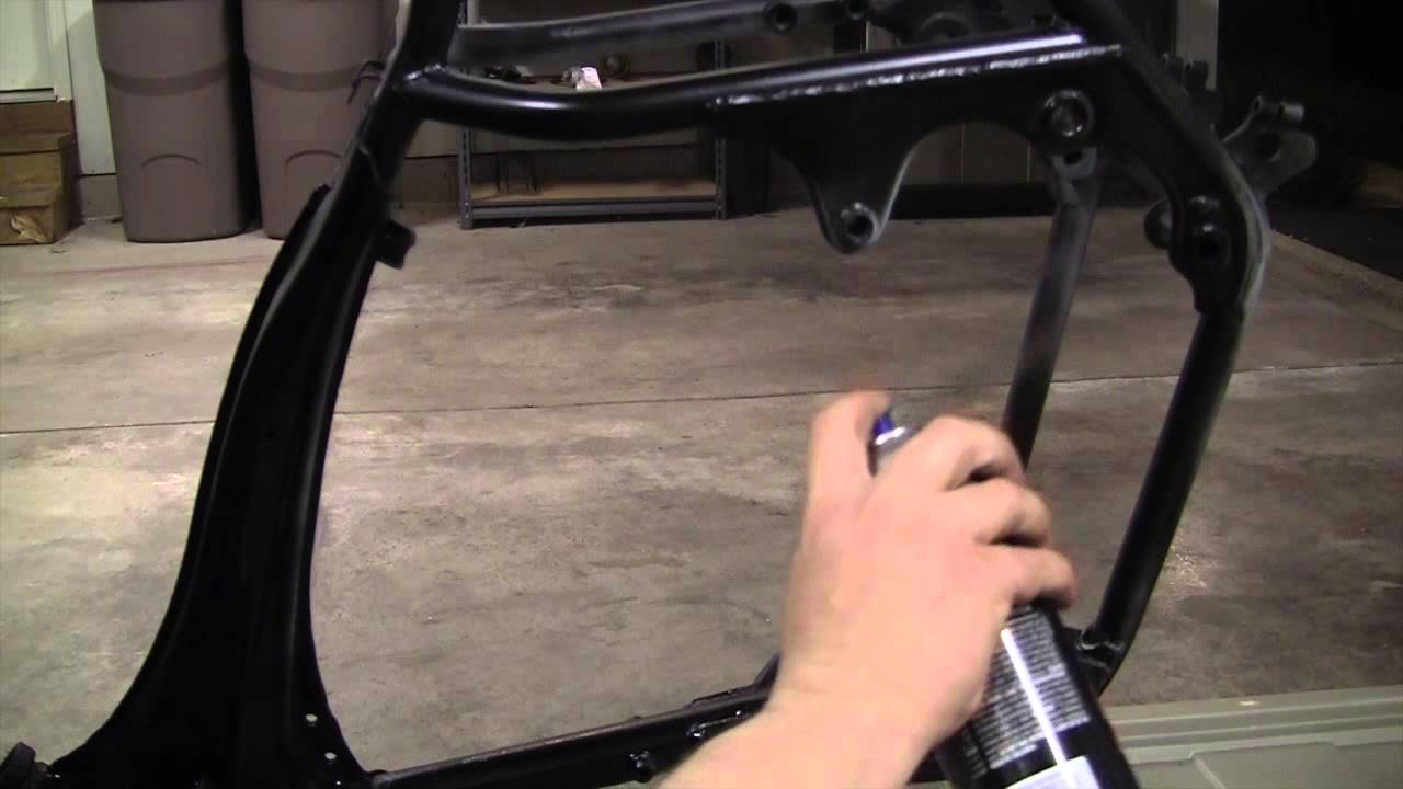 Сборка Cafe Racer: Часть 21: Покраска рамы с использованием краски VHT Roll Bar