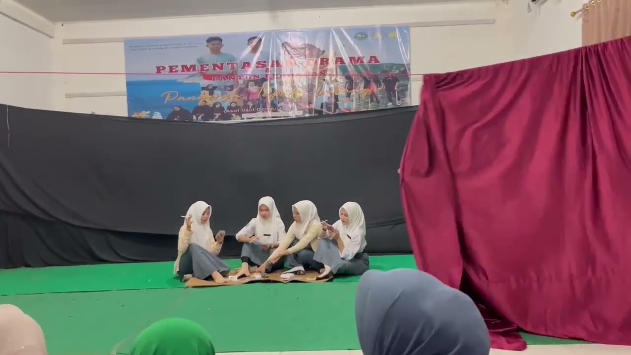 pementasan drama pantun oleh kelompok 2, mahasiswi pendidikan bahasa Indonesia Semester 3 UNISKI