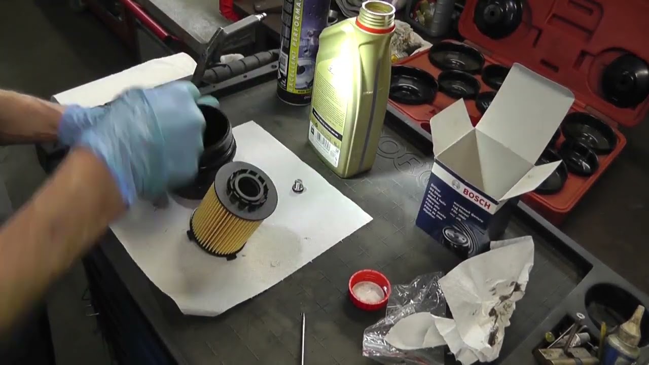 VOLVO V40  T3  112,00kW , 2018 Výmena oleja v motore  ( Engine oil change )