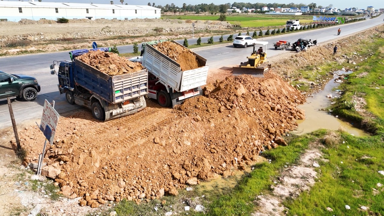 Just New Landfilling Using By KOMATSU Bulldozer Push Mix Stone With Trucks Team Work