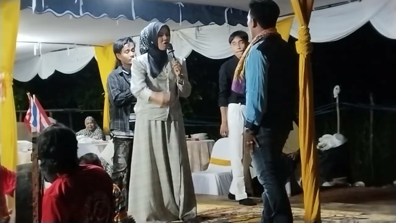 นูรไลลา ยูฮัน ฮารง วัง ดีเกตลกๆ ในงานแต่งงาน ที่บ้านบาลอ รามัน ดีเกคณะสลินดงบายู