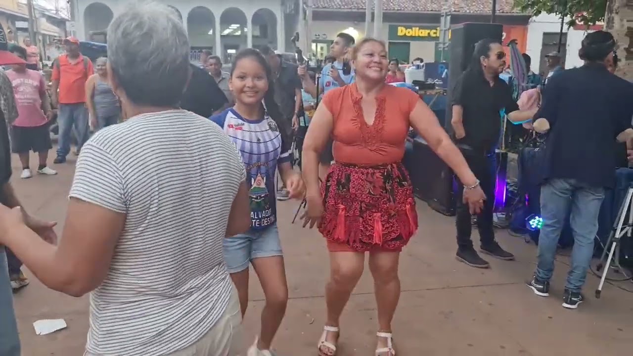 Así se goza en el Parque Rafael Campos de Sonsonate