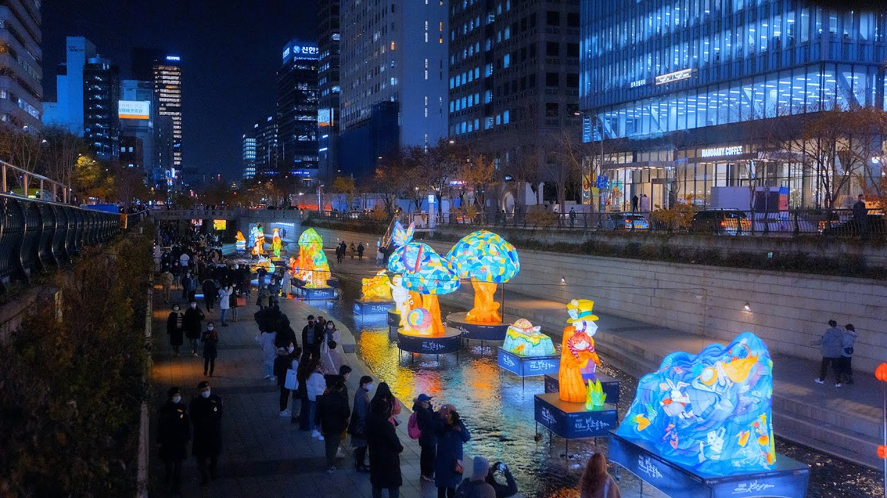 Beautiful warm lantern festival is being held in Cheonggyecheon. Walking tour Seoul. 4K HDR