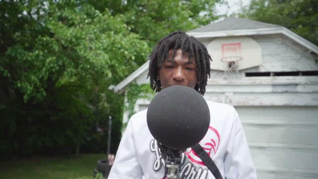 CHICKENS TALK LAP W/ NLA JAE SOSA