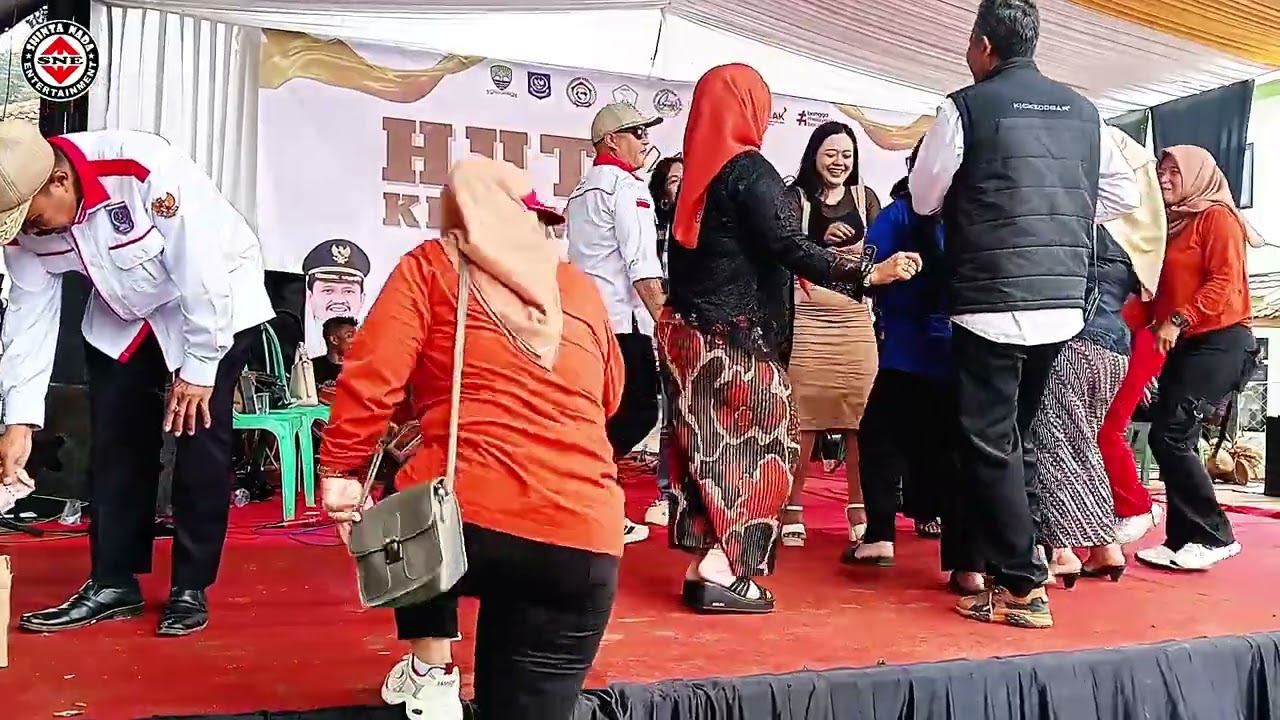 Mojang Karawang ~ bareng bapak Kepala desa. 