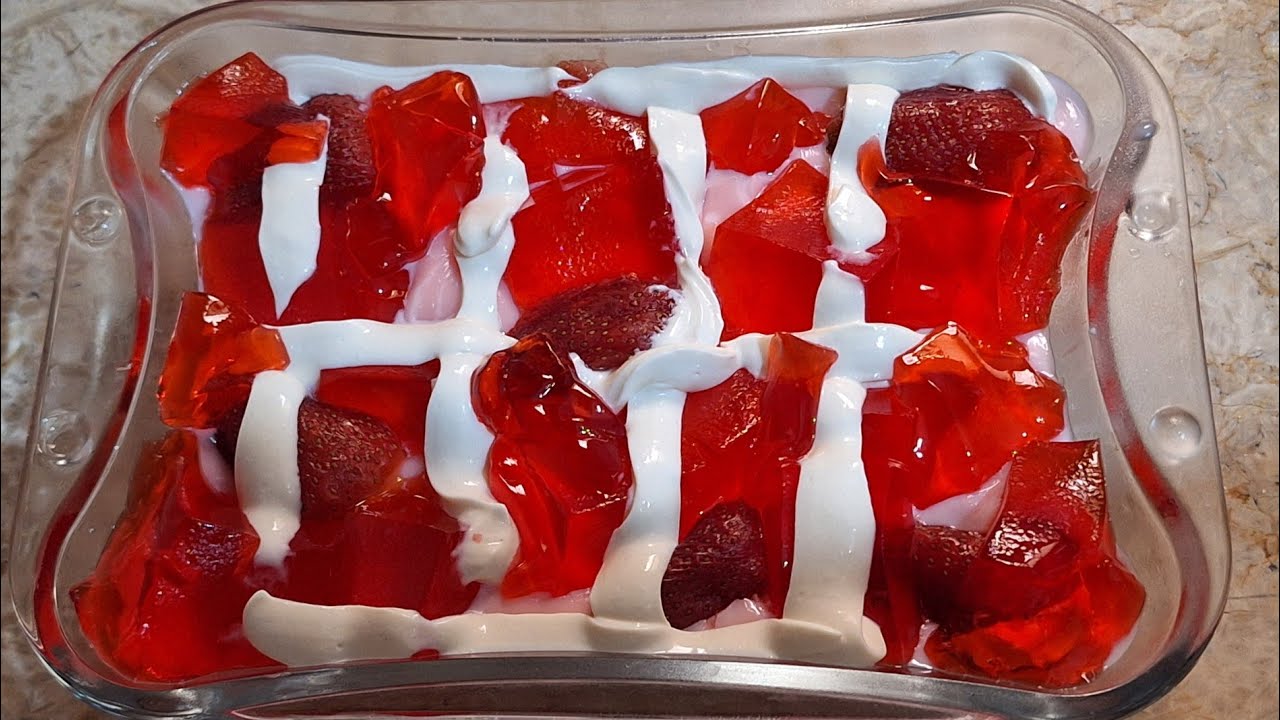 Starwberry triffle جی ہاں ایک بار میرے کھانے پر یہ اسٹرابیری ٹرائفل بنا لے