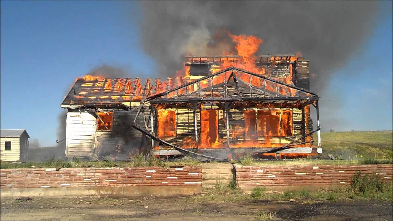 Watch a House Fire Burn Down in less than 2 Minutes. Fire Fighter Training. Time Lapse