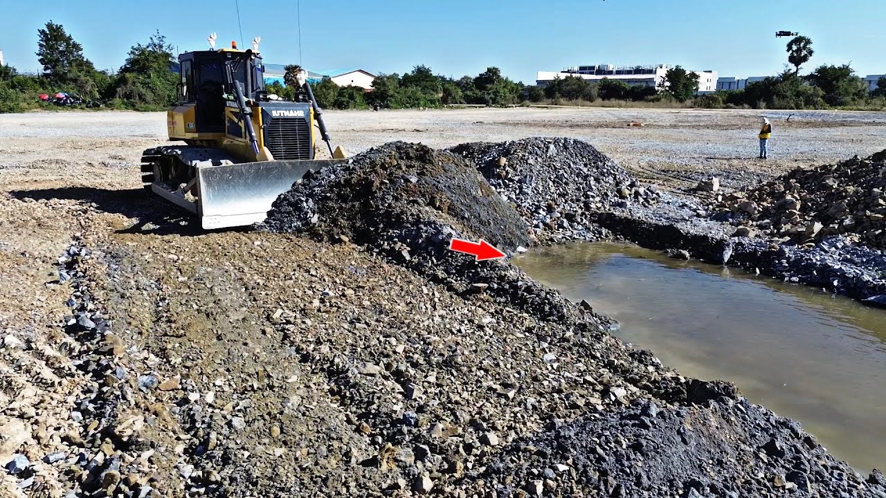 Good job!! Processing Forward Using Bulldozer SHANTU pushing stone quickly with 25t Dump Trucks.