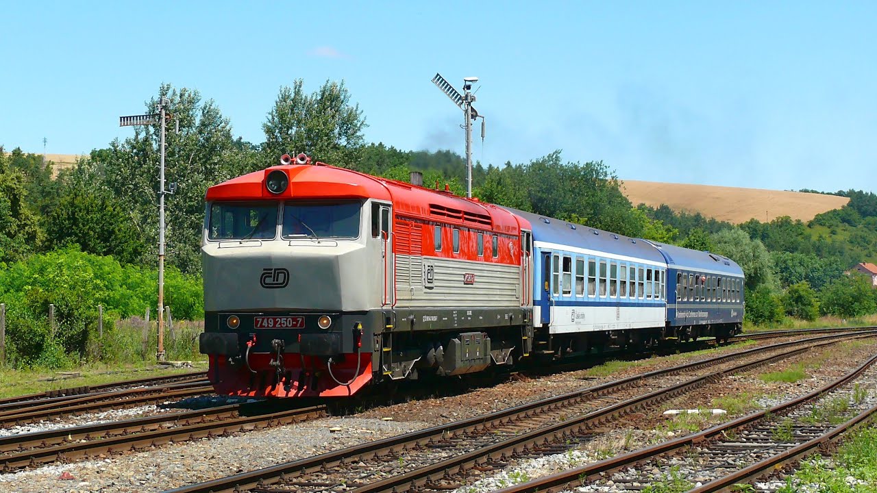 749.250 s mimořádným vlakem, 754.023 a vlaky Nemotice, 10. 7. 2021