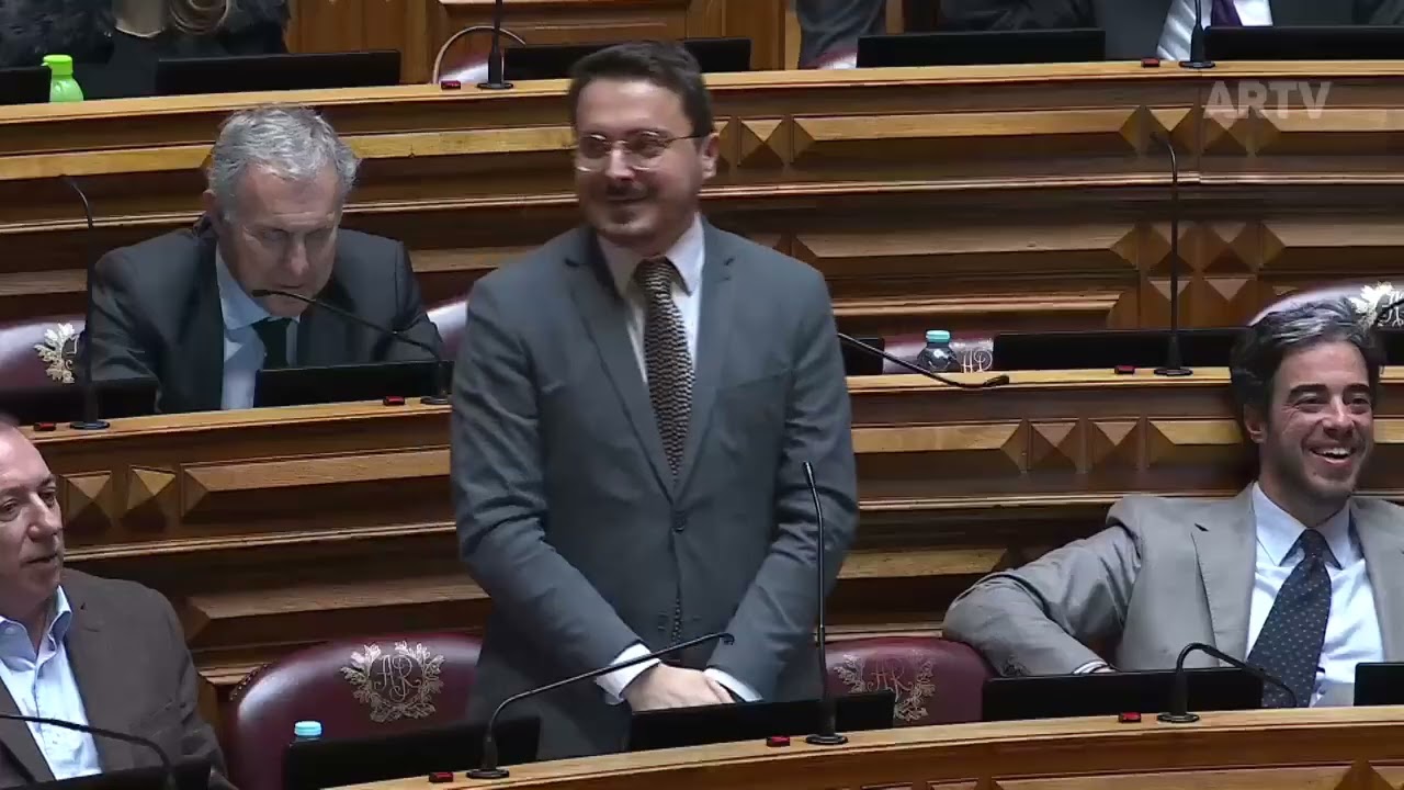 João Antunes responde a deputado do CH no Plenário
