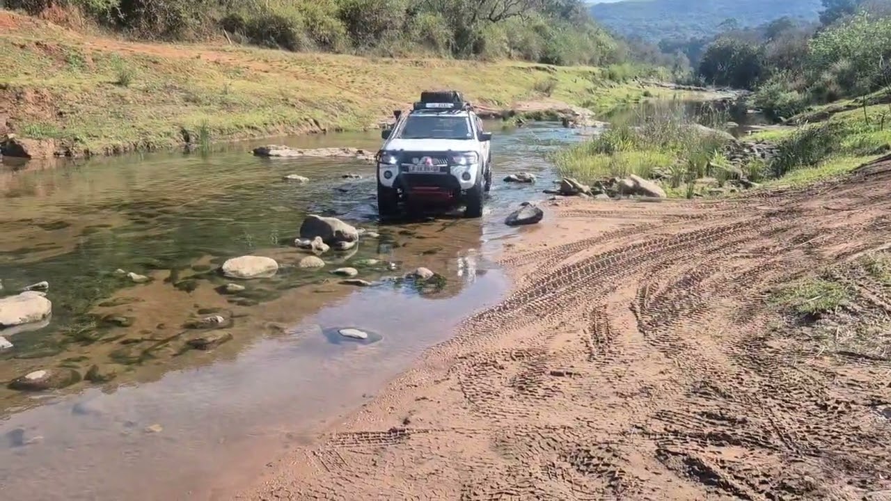 Wayne’s Ou Baas Triton Tackles Rocky Water Section | Eston 4x4 | Offroad Legends SA
