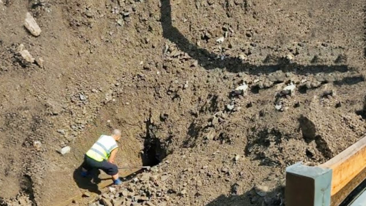 A Man's Challenge! A Fusion Of Strength And Skill! Ship Unloading, Watch From A Distance