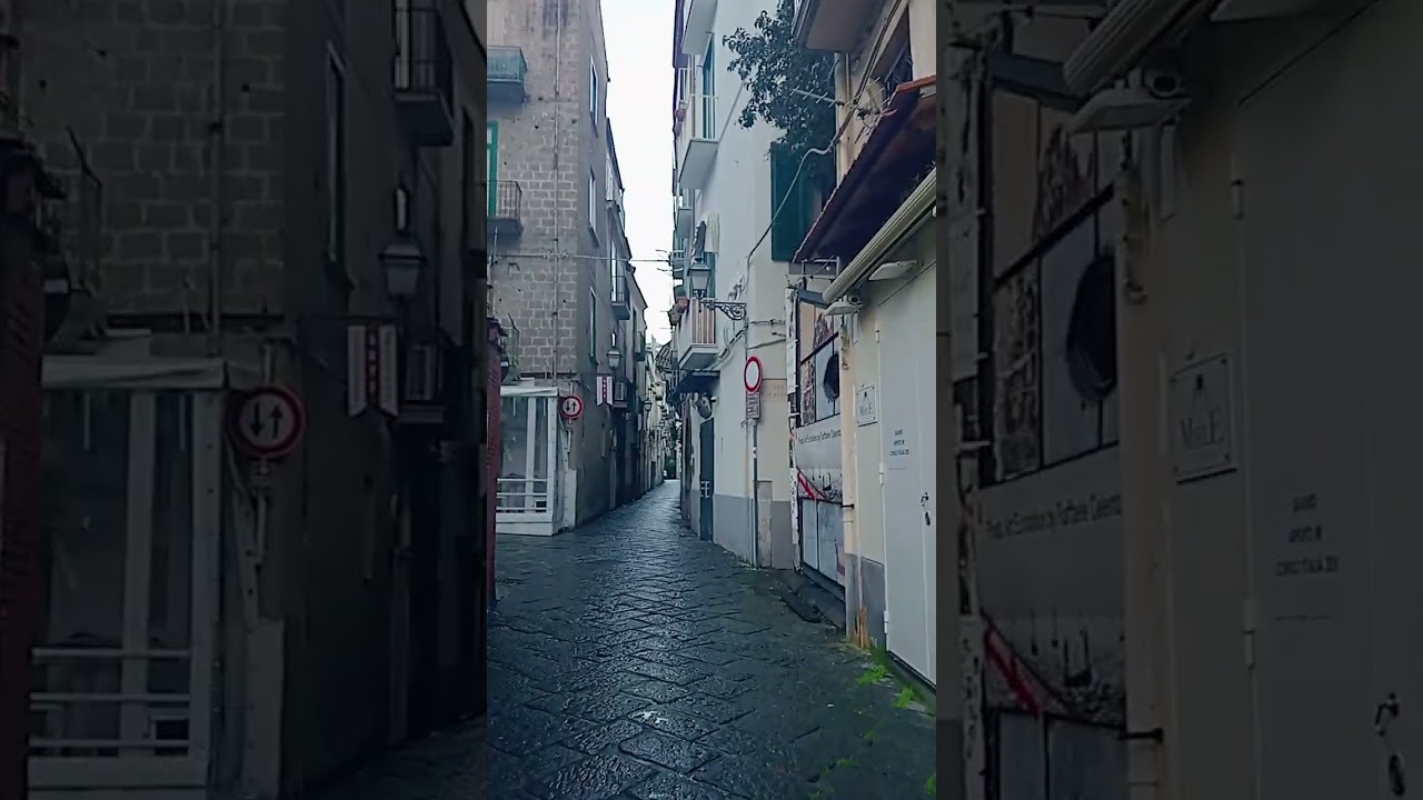 Caminando por las angostas calles de Sorrento temprano, todo abre 8 am 