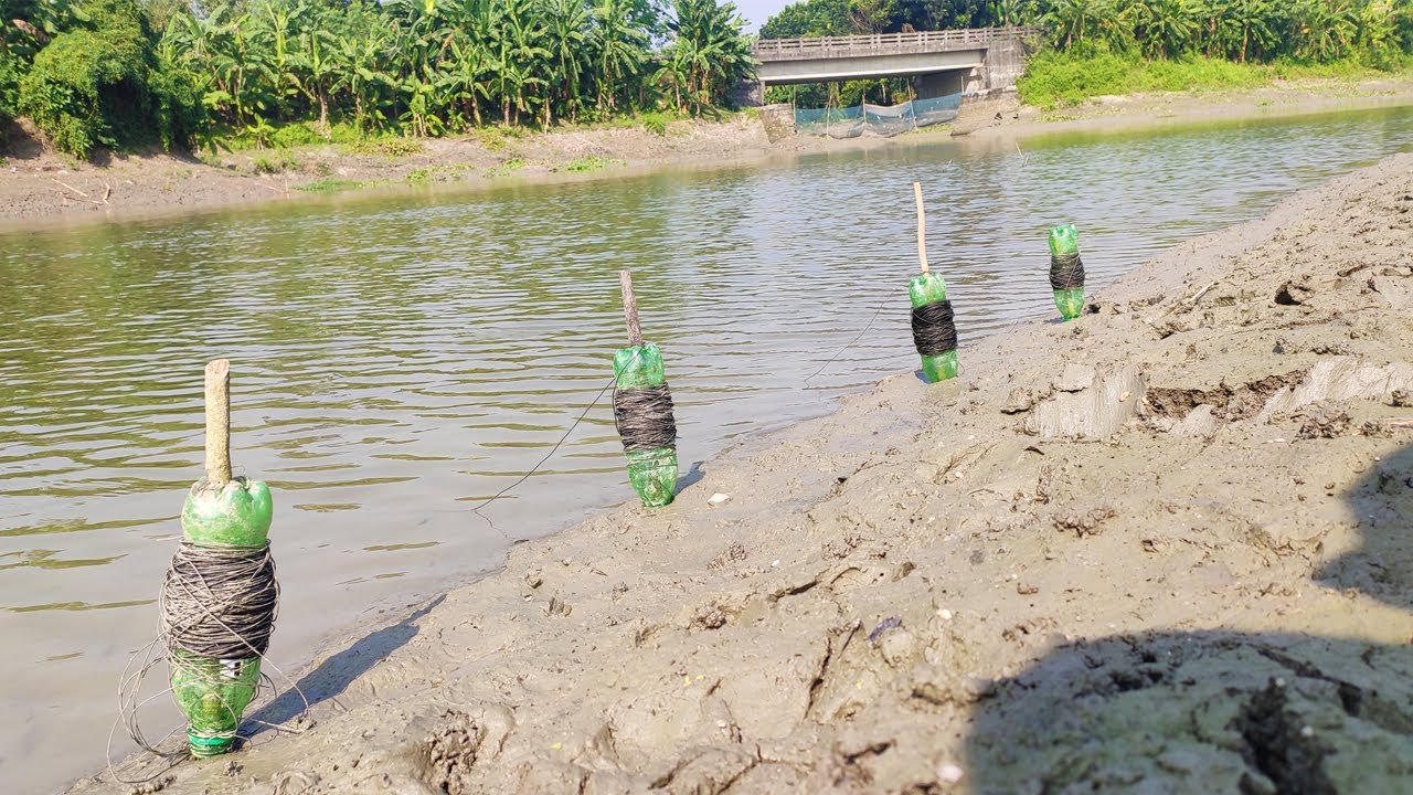 Amazing Fishing Technology | Very Old Fishing Method | Hunting Big Size Fish in River Using Bottle