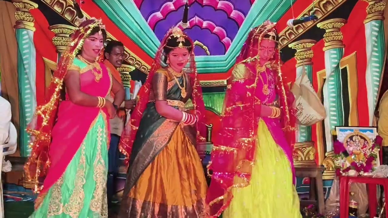 దేవేంద్రుని సభలోన రంభ ఊర్వశి మేనక భక్త సిరియాల వీధి నాటకంలో ఒక సన్నివేశం