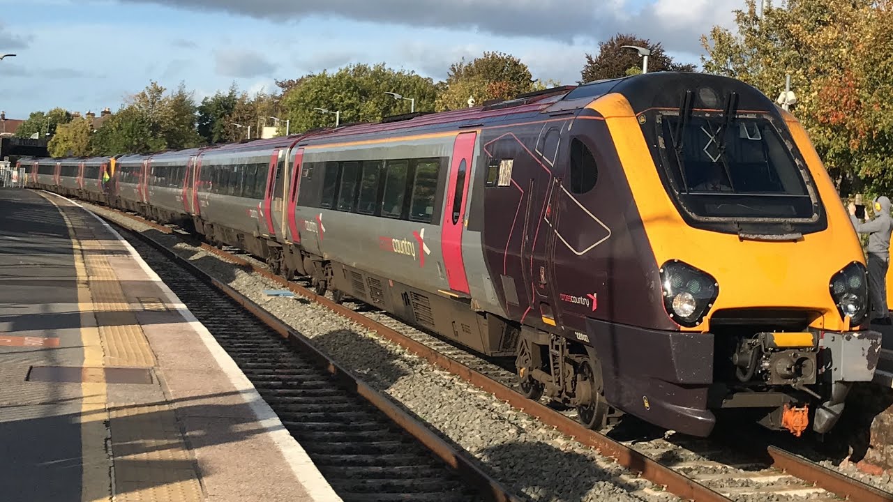 Class 220027 & 220005 passing through Lawrence Hill Station 