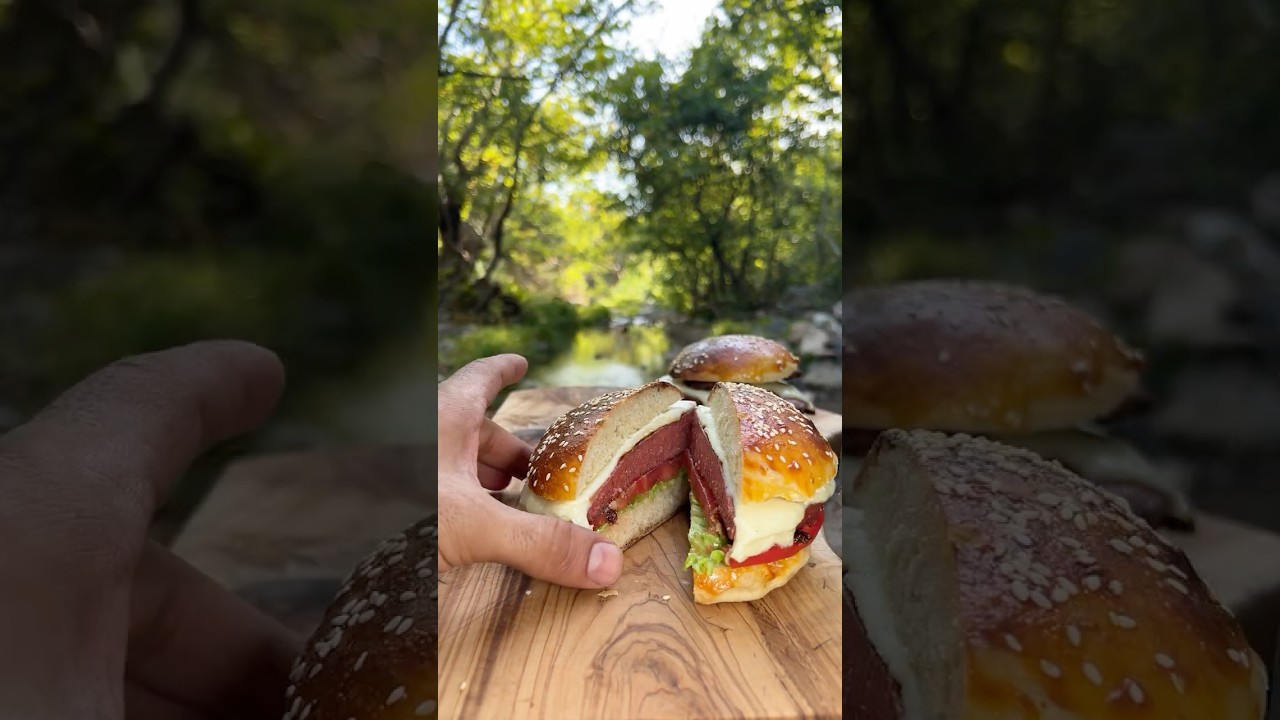 Гамбургер с османской колбасой на природе 🍔