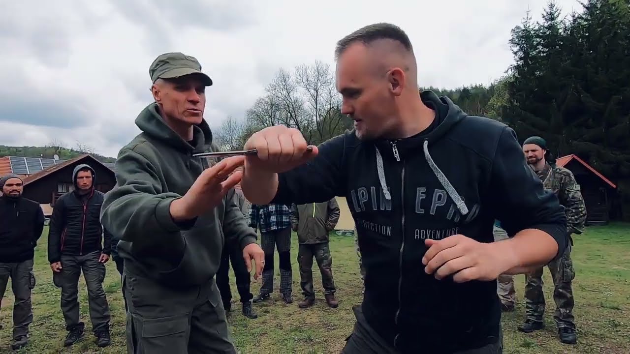 Dmitry Skogorev's close-quarters knife disarming technique 🔪 pt. 1