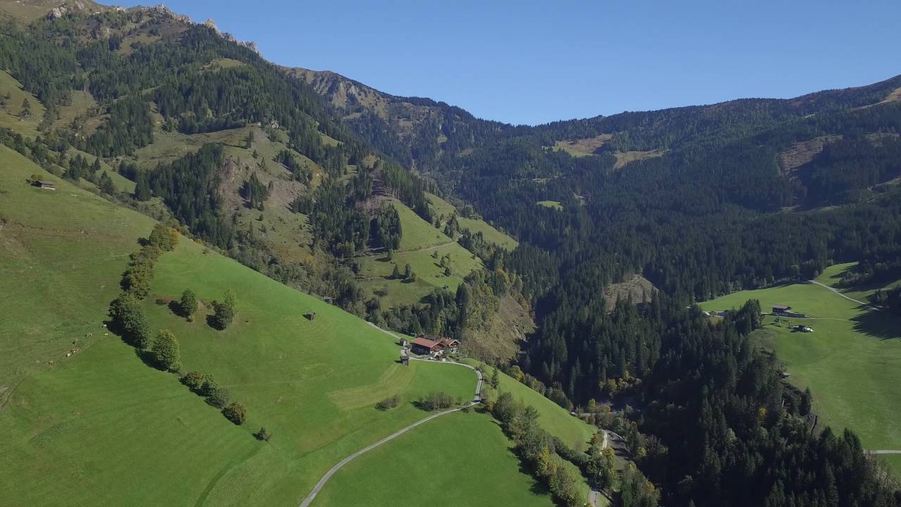 Blick über den Reiterbauer in Dorfgastein Richtung Arltörl | stock footage