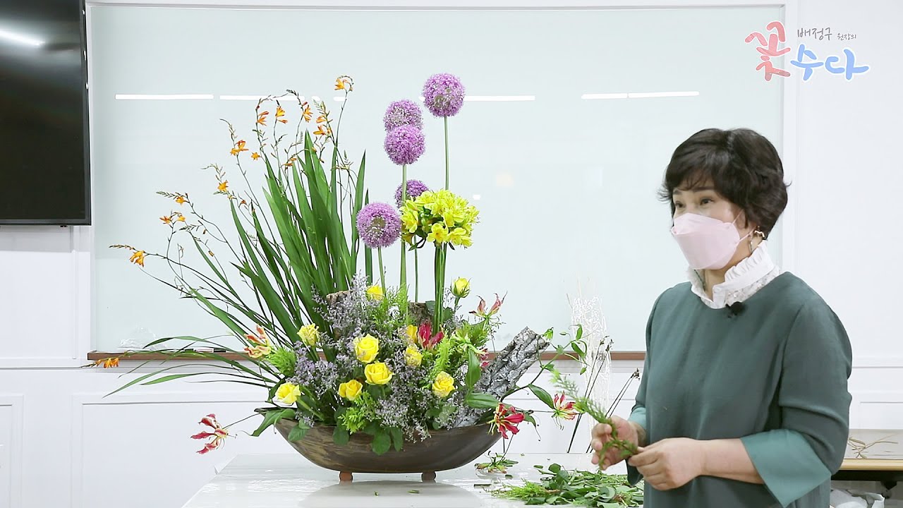 계절 소재를 활용한 화려한 성전 꽃꽂이