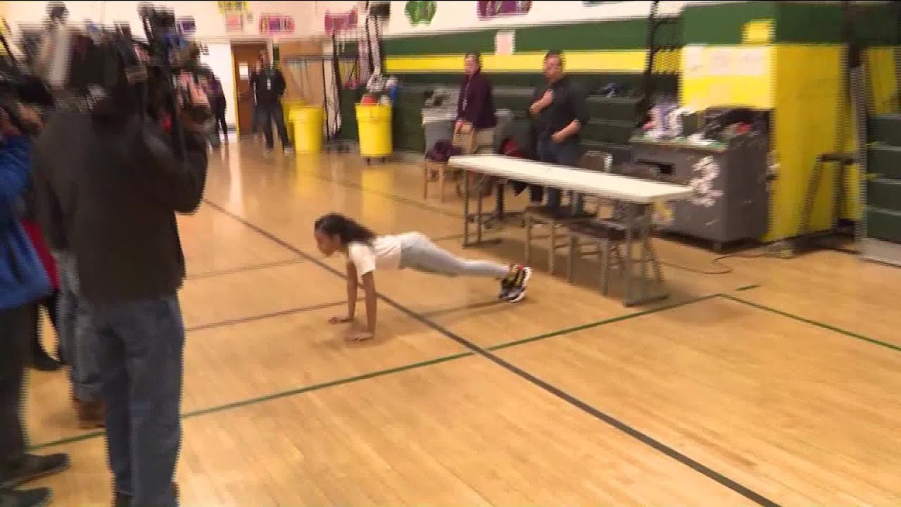 Army father surprises daughter at school
