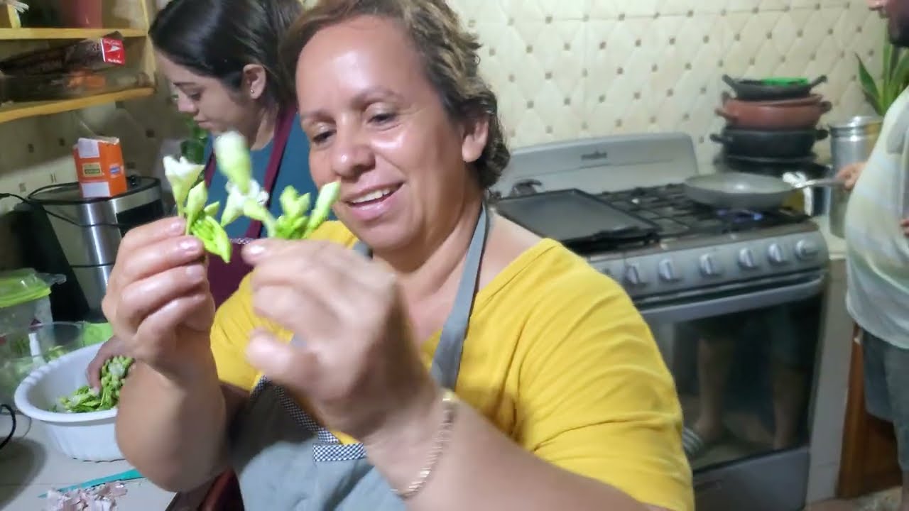 Haciendo las pupusas de loroco con toda la familia 