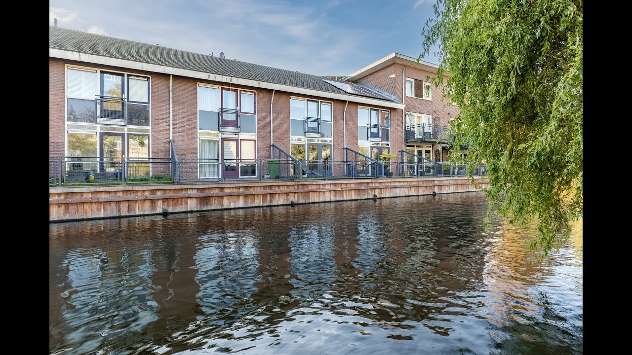 Een netjes onderhouden tussenwoning met dakterras en een tuin aan het water! | Kapzaag 24 Zaandam