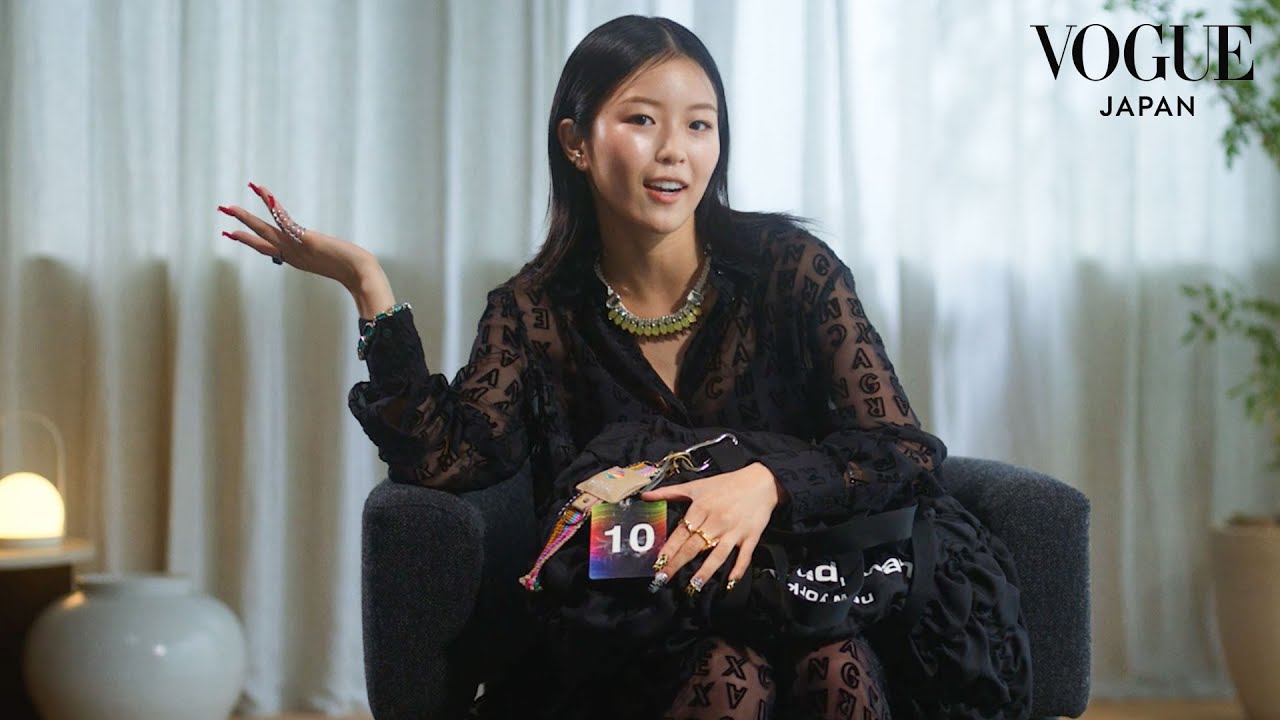 Hina Yoshiharaのバッグの中身は？全世界デビューを果たしたアーティストの彼女が持ち歩くHappyなアイテムの数々。| In The Bag | VOGUE JAPAN