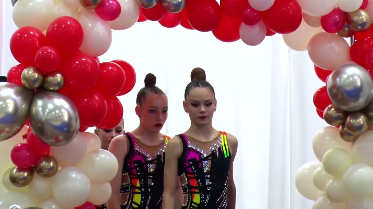 Чернівці СК Фенікс Групові вправи 2011 р н  5 пар булав 2 спроба
