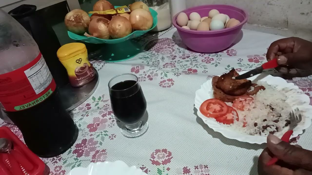 Filé de peixe e salada de tomate 🍅.