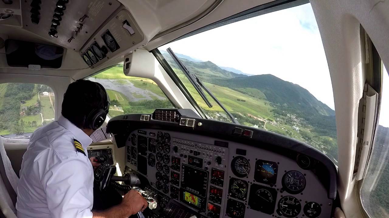 Beechcraft Super King Air 350 - Aproximação e pouso Porto Belo/SC - SDEN
