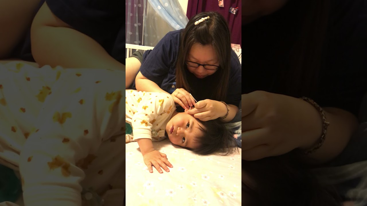 110/ 04/22 晚上8點40，媽媽幫牛爺挖耳朵