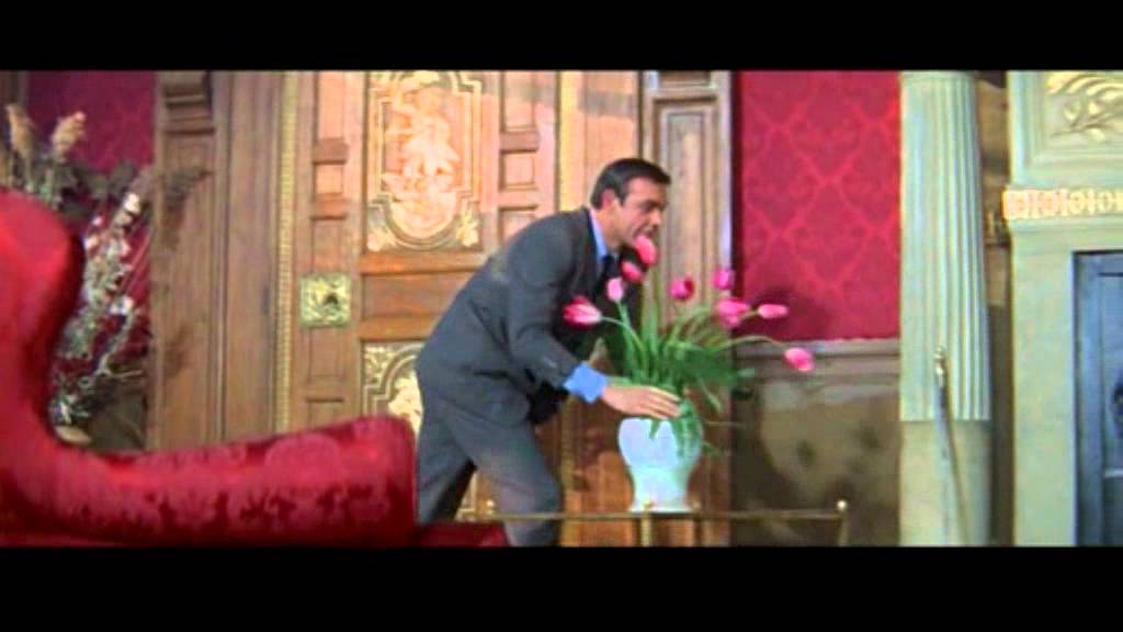 James Bond -  Sean Connery 1965. Trencho da primeira parte de 007 contra a Chantagem Atômica.