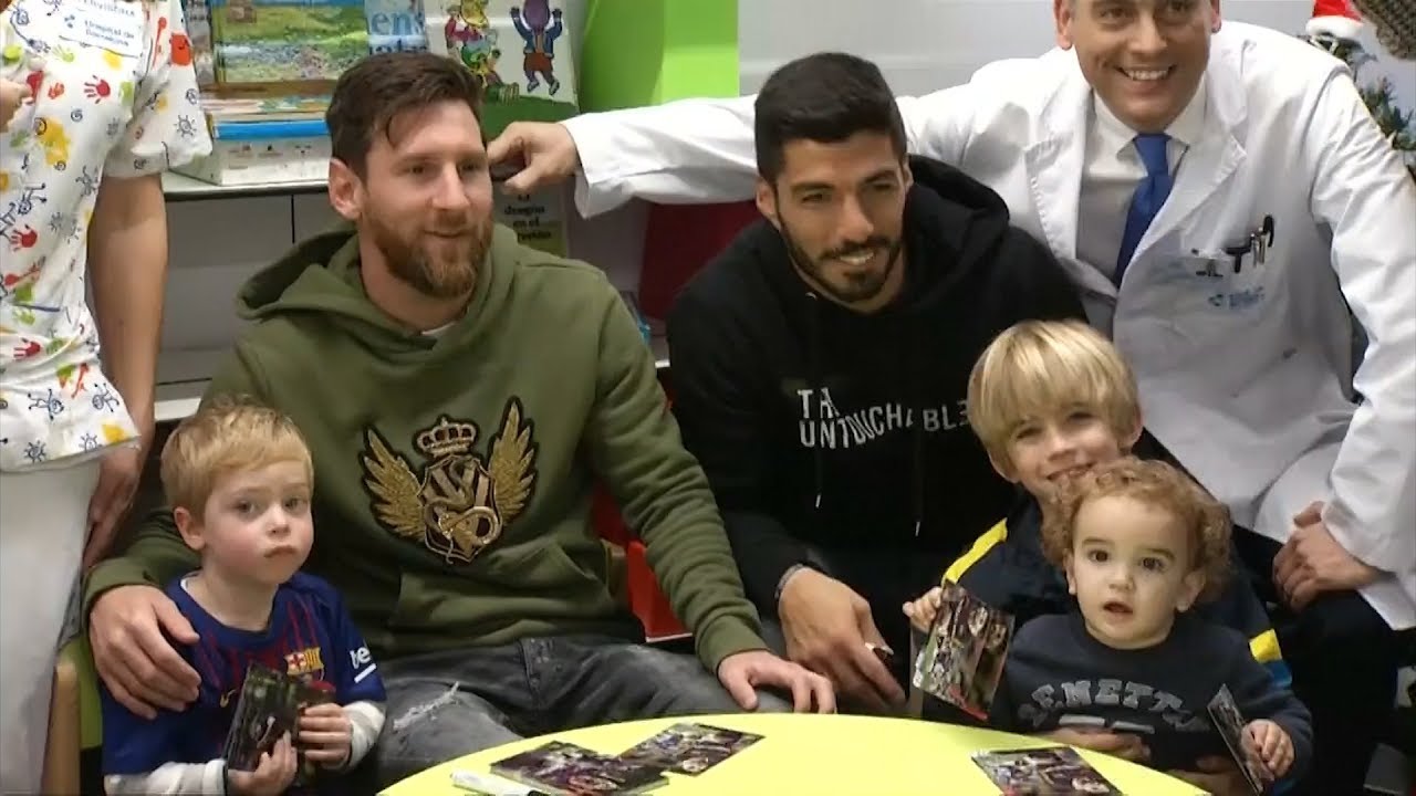 Lionel Messi y Luis Suárez visitaron a unos niños en el Hospital de Barcelona