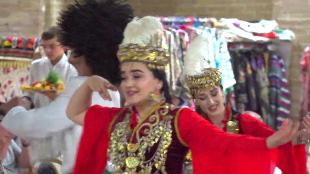 Бухоро Мавжлари  (концерт  национальных песни, музыки и танцев Узбекистана).