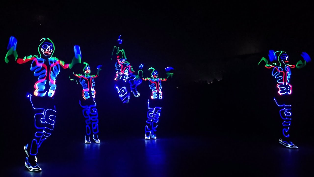 Weltweihnachtscircus Stuttgart 2025 - Extreme Light LED Show tanzen Dance crew Neon Dance Act Zirkus