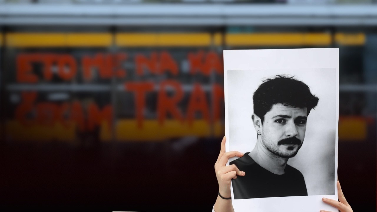 Natpis na tramvajskoj stanici LEDI KRV U ŽILAMA! Incidenti na protestima! Privedene četiri osobe