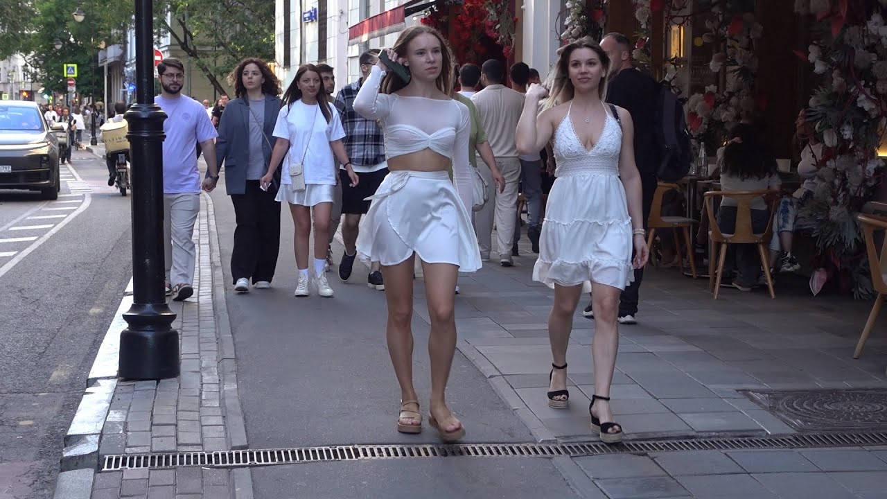Летние прогулки девушек в Москве