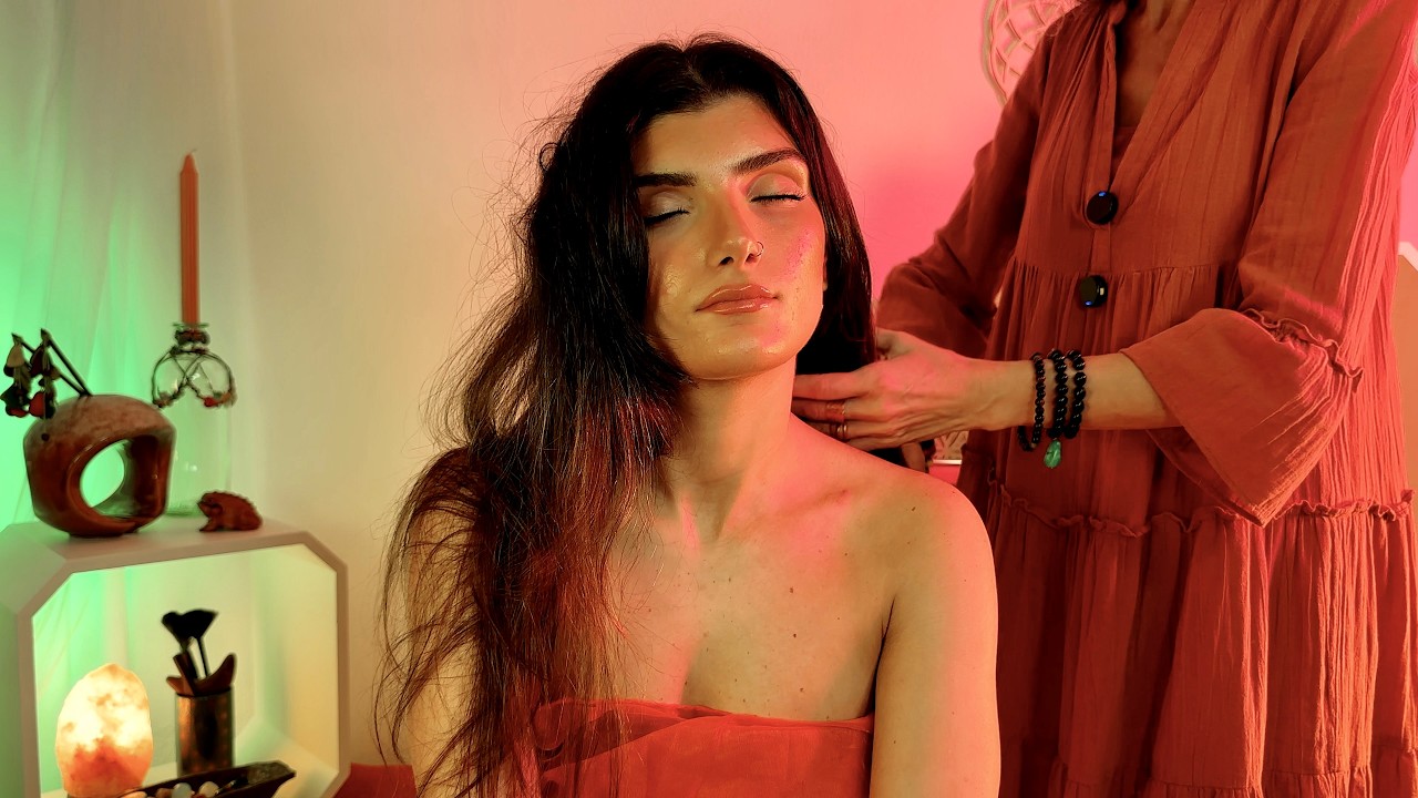 ASMR su Persona Reale ✨ PULIZIA Aura Chakra del cuore ♥️  MASSAGGIO RILASSANTE sotto la pioggia