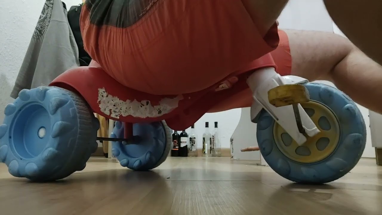 exceeding the weight limit: 101kg rides on a toy made to support 25kg