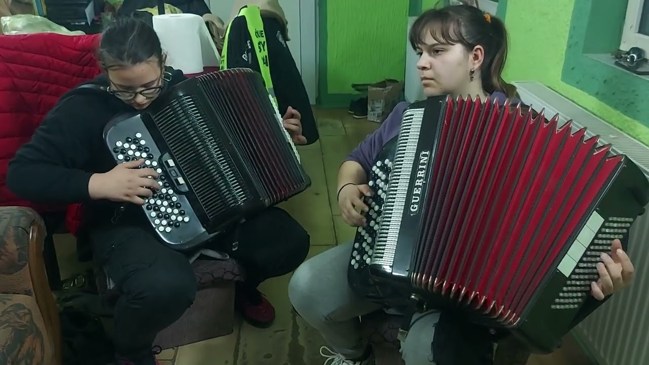 Dve sestre Jovana i Gordana Loncarevic-vezbanje harmonike (Moravac kolo)