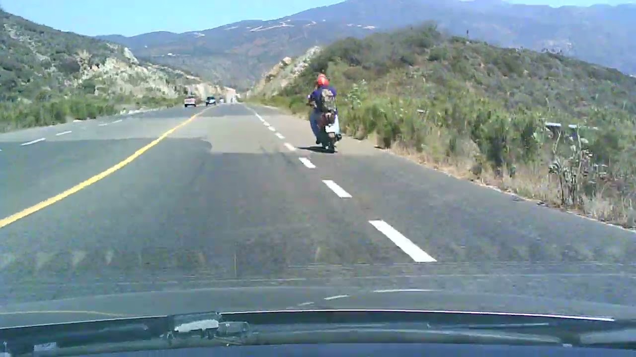 Moto 🏍️ transitando por el libramiento 🛣️ sobre el acotamiento kilómetro 11