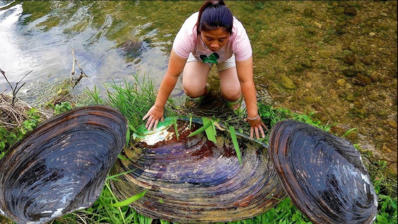 During a treasure hunting expedition in the wilderness, the girl discovered a rare giant clam