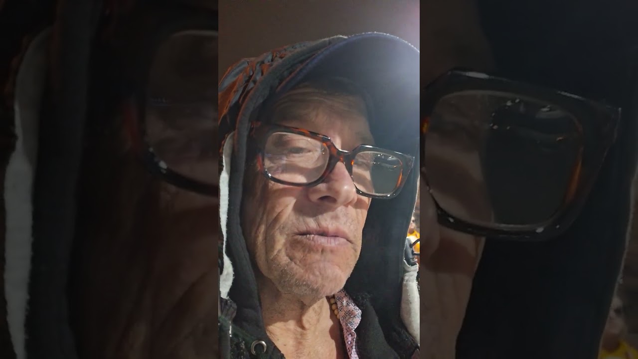 занимается йогой.