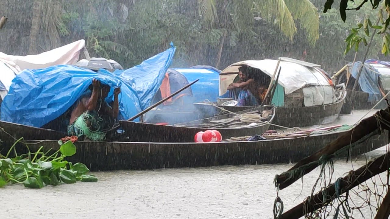 বৃষ্টি ভেজা ভাসমান বেদেদের জীবন।